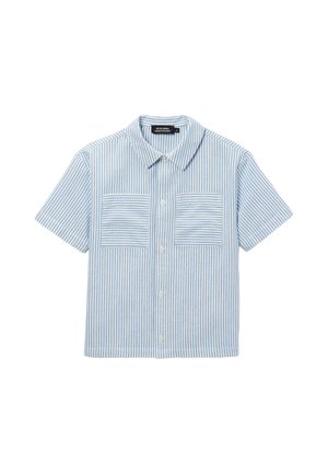 Chemise à rayures verticales bleu clair et blanc, manches courtes, boutonnée, avec col et deux poches poitrine à rayures horizontales.
