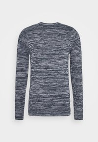 Długi sweter z dzianiny w wzór melanżowy w kolorze ciemnogranatowym i jasnoszarym. Posiada okrągły dekolt i teksturowane wykończenie z prążkowanymi mankietami. Widok od tyłu.