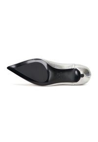 Zapato de tacón alto con punta afilada, realizado en cuero plateado y suela negra brillante. Presenta un acabado suave y texturizado con un hardware minimalista.