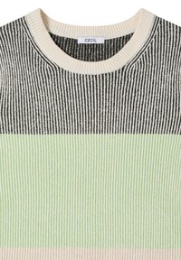 Pull rayé avec une texture côtelée, noir et crème en haut, vert clair au milieu, et une section inférieure rose clair. Étiquette de la marque visible.