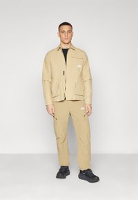 The North Face UTILITY OVERSIZED SHIRT - Marškiniai - khaki stone