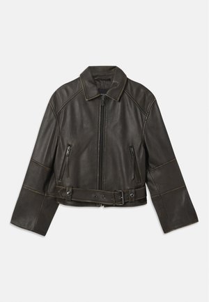 Veste en cuir marron à coupe courte avec une fermeture éclair à l'avant, deux poches latérales zippées, une taille ceinturée et des détails de surpiqûres en contraste.