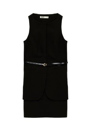 Robe noire sans manches avec poches à l'avant et une fine ceinture noire ornée d'une petite boucle dorée à la taille.