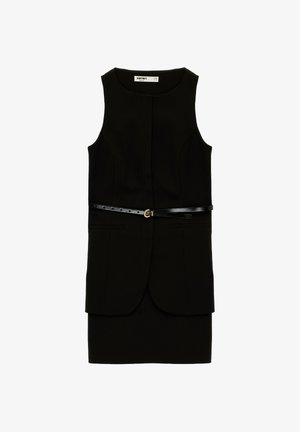 Robe noire sans manches avec poches à l'avant et une fine ceinture noire ornée d'une petite boucle dorée à la taille.