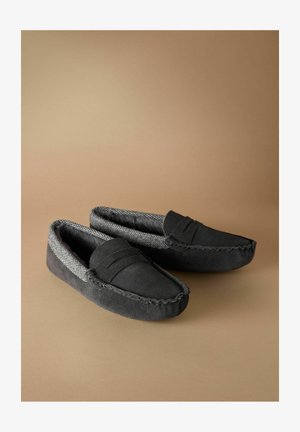 Zwarte suède pantoffels met grijze textielvoering, voorzien van een ronde neus en decoratieve stiksels langs de randen. Zachte binnenkant voor comfort.