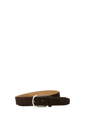 Ceinture en daim marron foncé avec boucle en métal argenté posée à plat sur un fond blanc.