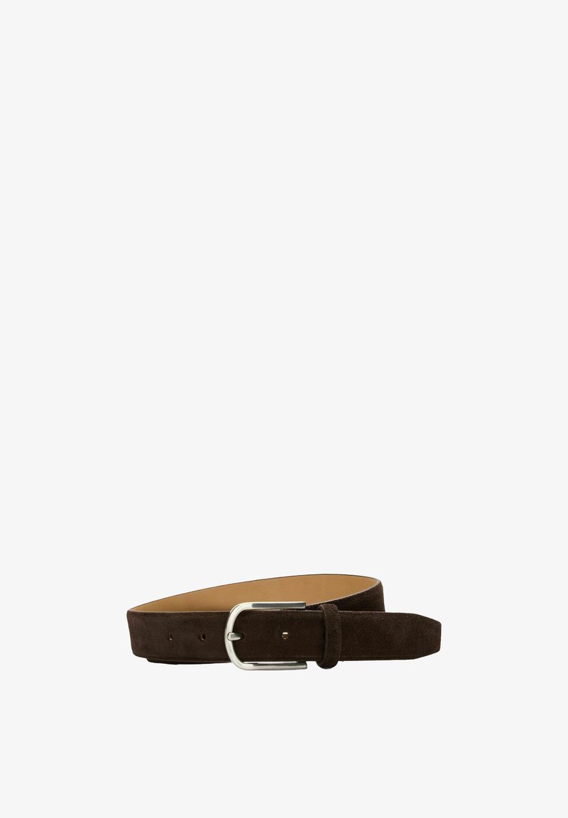 Ceinture en daim marron foncé avec boucle en métal argenté posée à plat sur un fond blanc.