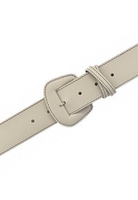 Bež kožni remen s zašivenim rubovima, zaobljenom pravokutnom kopčom, kopčom s iglom i dvije petlje za remen na bijeloj pozadini.