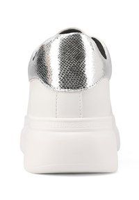 Sneaker bianco con un tallone testurizzato di colore argento metallico. Presenta una forma liscia e arrotondata e una soletta imbottita. Design minimalista senza motivi.