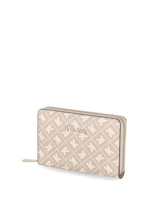 Beige portemonnee met ritssluiting met een herhalend diagonaal geometrisch "K"-patroon en een gouden "Koerlek" logo aan de voorkant, schuin naar links op een witte achtergrond.