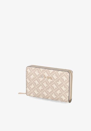 Beige Reißverschluss-Geldbörse mit wiederholendem diagonalem geometrischem "K"-Muster und goldenem "Koerlek"-Logo vorne, nach links geneigt auf weißem Hintergrund.