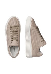 Baskets en cuir tissé beige avec un design texturé, bout rond et semelle en caoutchouc blanche striée. Comprend des lacets assortis et un détail de logo.