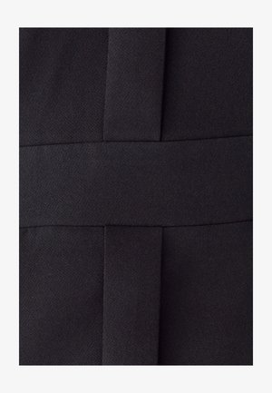 Crni materijal s teksturiranom površinom, s tkanim uzorkom i presjekom panela. Čini se da je materijal čvrst i strukturiran.