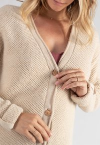 Cache Coeur MATERNITY AND NURSING  WITH FRENCH OLIVE TREE BUTTONS - Gilet - beige
