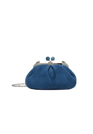 Piccola pochette in camoscio blu con chiusura a cornice argento e chiusure sferiche blu effetto marmo, dotata di sottile tracolla a catena argento.