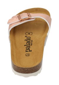 Infradito rosa e bianca con fibbia, suola in sughero e motivo in rilievo sulla soletta. Marchio "Palado" visibile in nero sulla soletta.