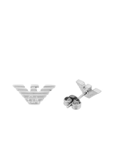 Boucles d'oreilles clous en métal argenté présentant un logo d'aile stylisé avec des lignes horizontales. Comprend une fermeture classique à poussette pour un port sécurisé.