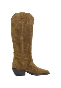Bota de ante marrón hasta la rodilla con punta redonda, cremallera lateral y detalles de diseño ondulado; presenta un tacón bajo de madera.