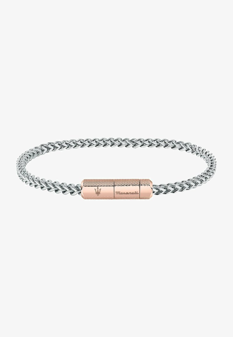 Bracelet en chaîne argentée avec un design tressé, comportant un fermoir en or rose avec des détails texturés et un marquage gravé.