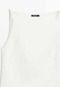 Weißes ärmelloses Top mit quadratischem Ausschnitt, dünnen Trägern und schwarzem Etikett mit der Aufschrift "Massimo Dutti Made in China".