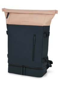 Rolltop-Rucksack mit einem dunkelblauen Grundton und einem hellrosa oberen Abschnitt. Verfügt über Seiteneingriffe, verstellbare Träger und moderne Designelemente.