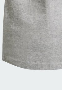 Šedá bavlněná tričkovina, hladká textura, zakřivený lem. Světle melírovaný vzor s jemnými barevnými variacemi. Žádné grafické prvky ani ozdoby.