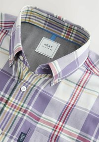 Nupuvitsa kraega särk lilla, valge, punase, rohelise ja kollase ruudulise mustriga, krae sees on "NEXT Tailoring" brändi silt.