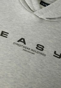 Grijze hoodie met een trekkoord en de opdruk "EASY STREETWEAR INDUSTRIES" in vet zwart. Zacht materiaal met een gestructureerde afwerking.