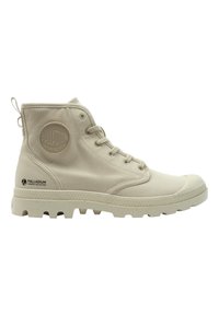 Stivale alto in tela beige con suola in gomma, punta arrotondata, lacci con occhielli e patch logo sul lato. Tessuto texturizzato con finitura resistente.