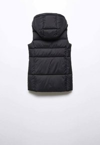 Černá nadýchaná vesta s kapucí, s prošívaným vzorem a elegantním designem. Tkanina vypadá lehce a na dotek je měkká.