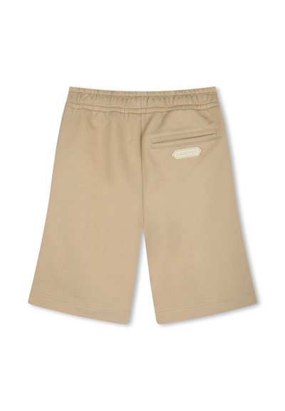 Shorts beiges en tissu mélange coton, avec une taille élastique et une poche arrière dotée d'un patch logo rectangulaire.