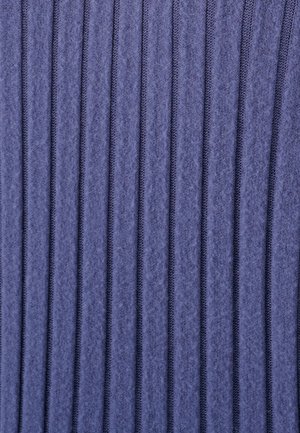Tissu texturé avec un motif côtelé vertical de couleur bleu profond. Matière tricotée douce avec une légère brillance, créant une apparence structurée.