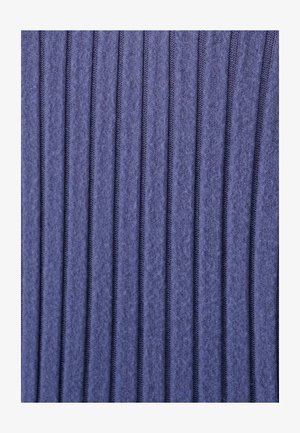 Tissu texturé avec un motif côtelé vertical de couleur bleu profond. Matière tricotée douce avec une légère brillance, créant une apparence structurée.