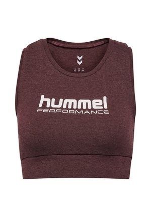 Bordeauxrode sportbeha met een ronde halslijn, dikke banden en een wit "hummel PERFORMANCE" logo aan de voorkant. Glad stoftextuur.