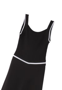Vestido negro con textura acanalada, con detalles blancos a lo largo de los tirantes y la cintura. Diseño sin mangas con parte superior ajustada y falda acampanada.