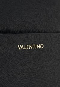 Valentino Bags NEVER - Nahrbtnik - nero