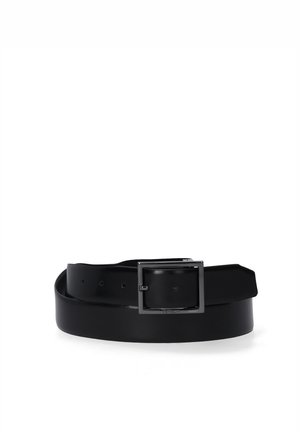 Zwarte leren riem met een vierkante zilveren metalen gesp, gladde textuur, meerdere gaatjes voor aanpassing en een strak, klassiek ontwerp.