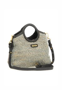Piccola borsa a mano con un corpo in tessuto grigio testurizzato e rifiniture in pelle nera. Presenta una maniglia superiore, una tracolla staccabile e accessori in tonalità oro.