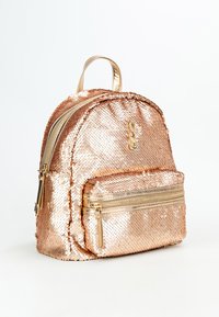 Zaino in paillettes rosa dorato con forma arrotondata, hardware dorato e tasca frontale con zip. Presenta un manico superiore e spallacci regolabili.