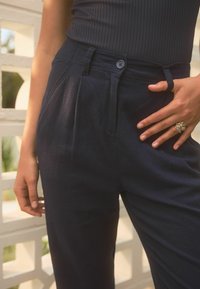 Next PETITE - Auduma bikses - navy blue