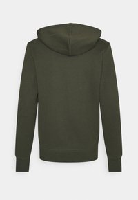 Sudadera verde oscura con una textura suave, de mangas largas y capucha con cordón. Presenta un diseño simple y sin adornos, con puños elásticos.