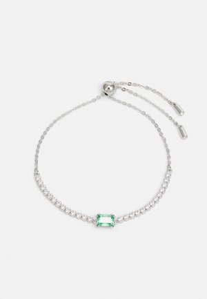 Ασημένιο βραχιόλι με ρυθμιζόμενο κούμπωμα, διακοσμημένο με μια κεντρική πράσινη πέτρα σε κοπή emerald, πλαισιωμένη από διάφανες στρογγυλές πέτρες.