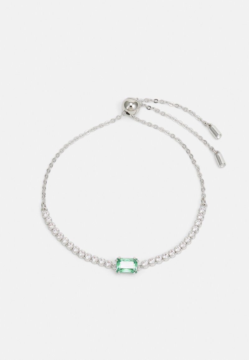 Ασημένιο βραχιόλι με ρυθμιζόμενο κούμπωμα, διακοσμημένο με μια κεντρική πράσινη πέτρα σε κοπή emerald, πλαισιωμένη από διάφανες στρογγυλές πέτρες.