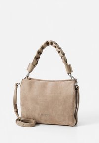 Beige suède handtas met een gevlochten bovengreep, afneembare schouderriem en gegraveerd merklogo aan de voorkant. Soepele textuur, modern ontwerp.