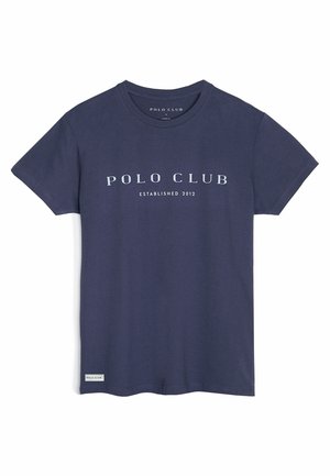 Laivastonsininen lyhythihainen pyöreäkauluksinen t-paita, jossa valkoinen teksti "POLO CLUB Established 2012" rinnan keskellä ja pieni lappu helmassa.