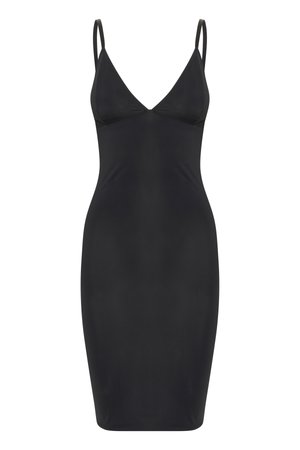 Juoda be rankovių suknelė su giliu V formos iškirpimu, prigludusi silueto ir lygiu audiniu. Reguliuojamos plonos petnešėlės ir iki kelių besidriekiančio kirpimo.