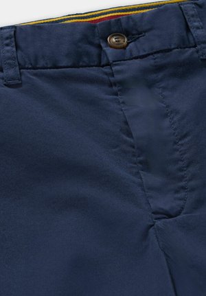 Marineblauwe katoenen shorts met een knoopsluiting aan de voorkant, zijzakken en een soepele textuur met stikdetails.