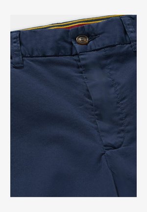 Marineblauwe katoenen shorts met een knoopsluiting aan de voorkant, zijzakken en een soepele textuur met stikdetails.
