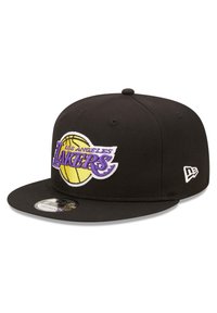 Gorra negra con el logo de los Los Angeles Lakers en bordado púrpura y amarillo, con visera plana y cierre de snapback estándar.