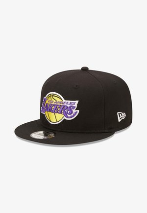 Gorra negra con el logo de los Los Angeles Lakers en bordado púrpura y amarillo, con visera plana y cierre de snapback estándar.